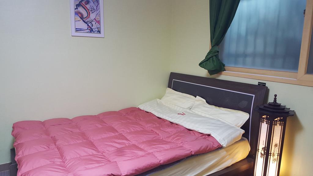 Kimchee Downtown Guesthouse Seul Oda fotoğraf